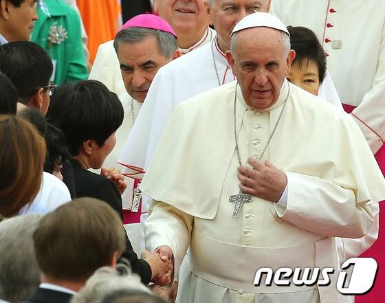 본문 이미지 - 경기 성남시 서울공항에 도착한 뒤 세월호 유가족들과 만나 위로의 메시지를 전하고 있는 프란치스코 교황./ⓒ News1