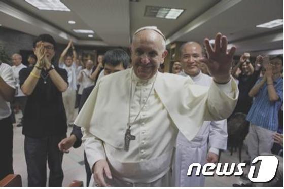 본문 이미지 - 15일 저녁 서강대학교를 깜짝 방문한 프란치스코 교황이 100여명의 예수회 사제, 학생들과 기념 촬영을 하고 있다. (교황방한위원회 제공) /뉴스1 ⓒ News1ⓒ News1