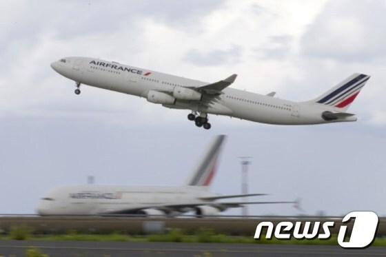 본문 이미지 - 프랑스 항공사인 에어프랑스 소속의 보잉777기ⓒAFP= News1