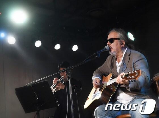 본문 이미지 - 록그룹 들국화의 보컬 전인권이 20일 오후 서울 여의도 IFC몰 엡펍에서 열린 '전인권밴드' 쇼케이스에 참석해 열정적인 무대를 펼치고 있다. ⓒ News1 권현진 기자