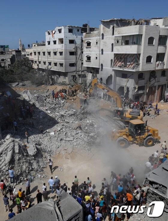 본문 이미지 - 20일(현지시간) 재개된 이스라엘의 공습으로 파괴된 팔레스타인 가자지구의 모습.ⓒ AFP=뉴스1