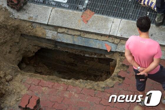본문 이미지 - 서울 도심에서 발생한 싱크홀.(참고자료) 2014.8.21/뉴스1 ⓒ News1 민경석 기자