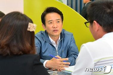 본문 이미지 - 남경필 경기도지사가 22일 오전 수원 경기도청 언제나민원실에서 민원상담을 하고 있다. 남 지사는 매주 금요일마다 경기도청사와 북부청사를 격주로 오가며 도민과 직접 만나 ‘굿모닝! 경기도 도지사 좀 만납시다.’라는 민원상담을 한다. 2014.8.22/뉴스1 ⓒ News1 김영진 기자