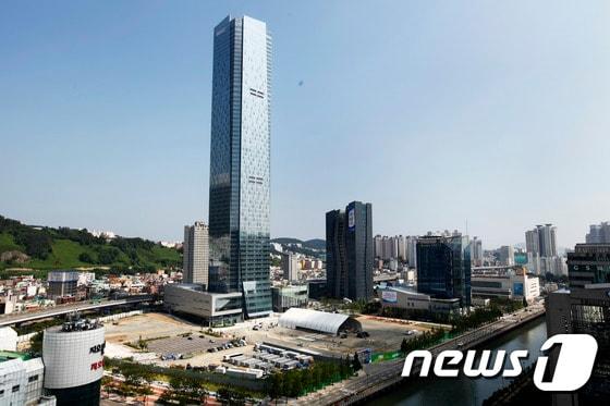 본문 이미지 - 부산 남구 문현금융단지의 국제금융센터(BIFC)가 22일 오전 4년간의 공사를 마무리 후 준공식을 가졌다. 2014.8.22/뉴스1 ⓒ News1 여주연 기자