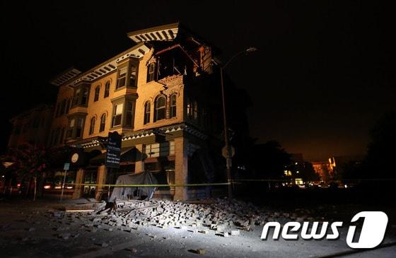 본문 이미지 - 24일(현지시간) 미국 캘리포니아 나파의 한 건물의 일부가 지진으로 인해 파손됐다.ⓒ AFP=뉴스1