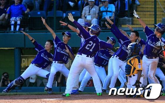 본문 이미지 - 한국 리틀야구 대표팀(12세 이하)이 25일(한국시간) 열린 리틀리그 월드시리즈 결승전에서 미국(시카고) 대표팀을 꺾고 29년만의 우승을 차지했다. 사진은 6회초 최해찬이 솔로 홈런을 터뜨린 뒤 선수들이 단체 세리머니를 하는 모습. ⓒ AFP=News1