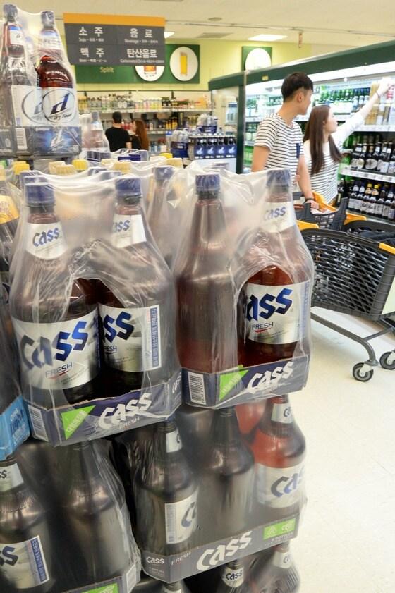 본문 이미지 - 식품의약품안전처는 최근 오비맥주 &acute;카스&acute;에서 소독약 냄새가 난다는 논란에 대해 '산화취'가 원인이라고 26일 발표했다. 이날 오전 서울 시내 한 대형마트를 찾은 고객들이 주류코너에서 맥주를 살펴보고 있다. ⓒ News1