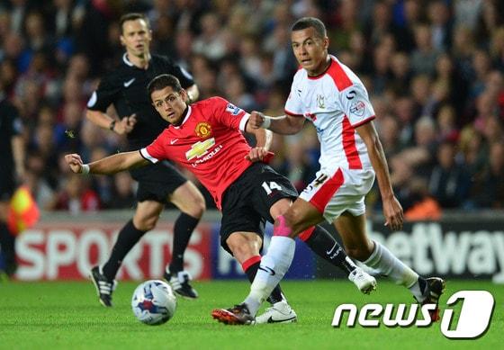 본문 이미지 - 맨체스터 유나이티드의 하비에르 에르난데스(왼쪽)가 27일(한국시간) 잉글랜드 밀턴 케인스 MK스타디움에서 열린 2014-2015 캐피털원컵 2라운드에서 MK돈스의 델레 알리를 제치고 공을 패스하고 있다. ⓒ AFP=News1