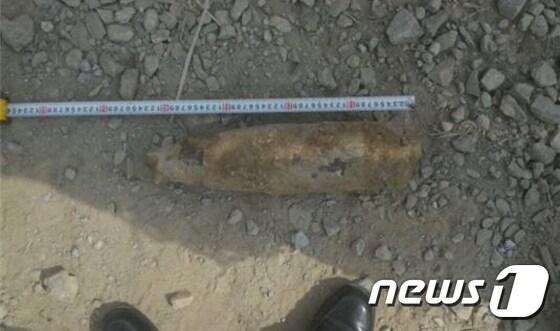 본문 이미지 - 2014년 인천시 연수구 송도동의 한 공장건설현장에서 발견된 포탄(사진은 기사 내용과 무관함) / 뉴스1 ⓒ News1