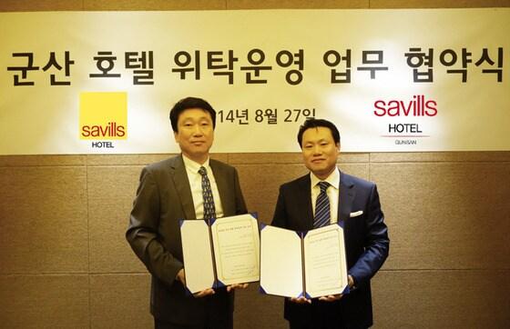 본문 이미지 - 전경돈 세빌스코리아 대표(오른쪽)와 심원호 (주)지솔트 회장은 지난 27일 군산호텔 위탁운영 업무 협약식을 체결했다. ⓒ세빌스코리아 제공