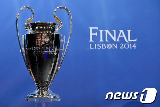 본문 이미지 - 유럽축구연맹 챔피언스리그 우승 트로피. ⓒ AFP=News1