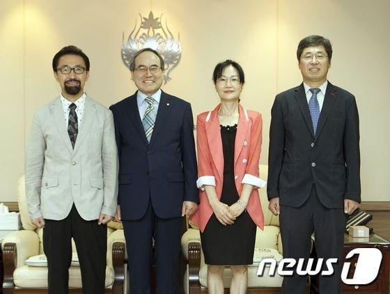 본문 이미지 - 전북대 박인현 예술대 학장(왼쪽부터), 서거석 총장, 이정애 사범대학장, 정진균 공과대학장 ⓒ News1