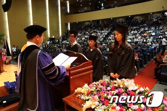 본문 이미지 - 28일 열린 연세대학교 원주캠퍼스 2014년 8월 학위수여식에서 정건섭 원주부총장이 졸업생들에게 학위를 수여하고 있다.(연세대 제공).2014.8.29/뉴스1 ⓒ News1 권혜민 기자