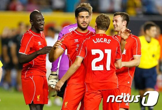 본문 이미지 - 리버풀이 지난달 30일 2014 기네스 인터내셔널 챔피언스컵 조별리그 B조 2차전 맨체스터 시티와의 경기에서 승리한 뒤 기뻐하고 있다. 리버풀은 3차전에서 AC밀란을 상대로 2-0으로 승리했다. 오는 5일 A조 1위인 맨유와 결승전을 치른다. ⓒ AFP=News1