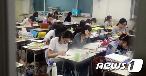 본문 이미지 - 한 입시전문 학원에서 학생들이 자율학습을 하고 있다. /뉴스1 ⓒ News1 양동욱