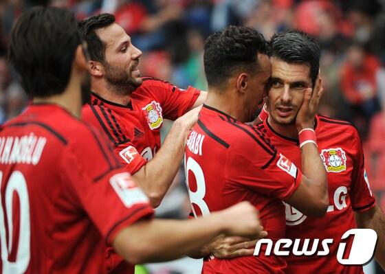 본문 이미지 - 레버쿠젠 선수들이 31일(한국시간) 독일 레버쿠젠 바이아레나서 끝난 헤르타 베를린과의 2014-2015 독일 분데스리가 2라운드 홈경기에서 역전골을 터트린 뒤 환호하고 있다.ⓒ AFP=News1
