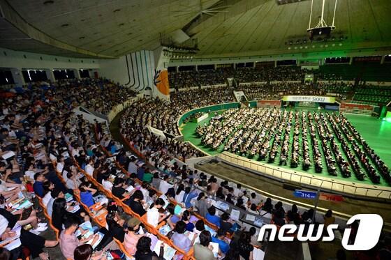 본문 이미지 - 서울 잠실학생체육관에서 열린 2015학년도 성균관대 수시 지원전략 설명회에 참가한 학생과 학부모들. /뉴스1 ⓒ News1 박정호 기자