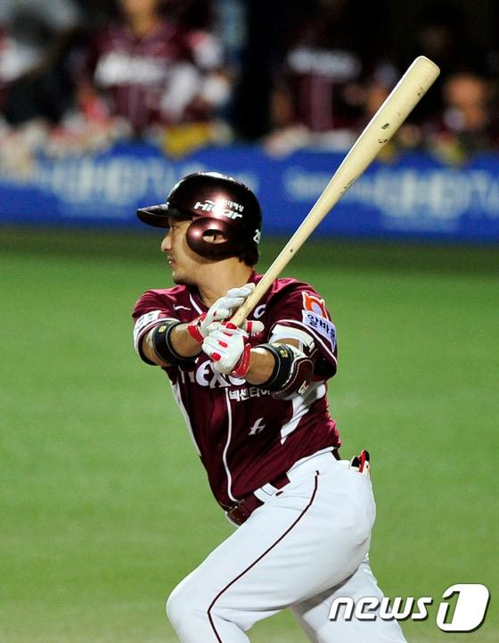 본문 이미지 - 넥센 히어로즈 이택근(35)이 12일 수원 kt위즈전에서 2회 수비 도중 손목 부상을 당해 교체됐다. ⓒ News1 정훈진 기자