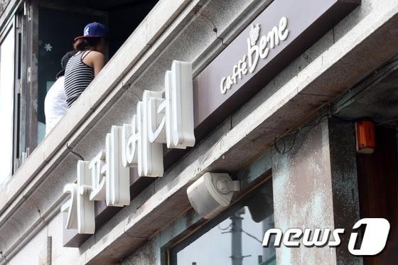 본문 이미지 - 서울 시내의 한 카페베네 가맹점 모습. 2014.8.4/뉴스1 ⓒ News1 한재호