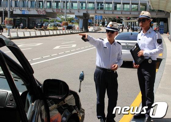 본문 이미지 - 인천관광경찰대가 인천공항 여객터미널 앞 도로에서 불법 콜밴 단속 활동을 벌이고 있다. ⓒ News1 강남주