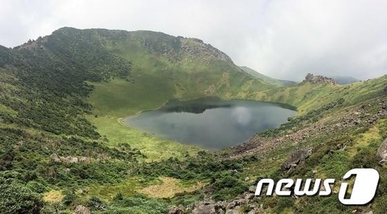 본문 이미지 - 활화산으로 분류되는 기준은 통상적으로 '지질 연대 구분인 홀로세(Holocene)에 분출한 이력이 있느냐'다,. 이에 따라 제주도 지대는 활화산으로 분류된다. 사진은 지난 2014년 물이 가득 찬 한라산 백록담 모습. (한라산국립공원관리사무소 제공) /뉴스1 ⓒ News1