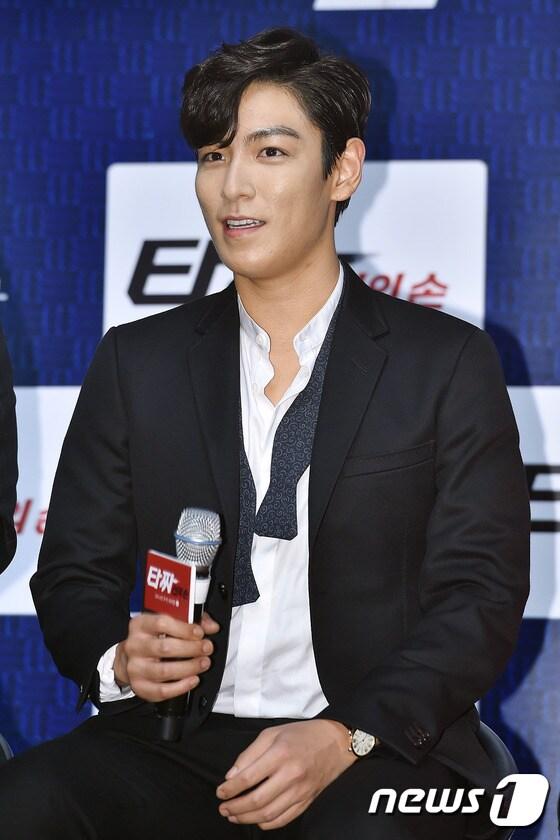 본문 이미지 - 빅뱅 탑이 5일 오후 서울 건대 새천년관에서 열린 영화 ‘타짜 신의 손’(감독 강형철) 쇼케이스에 참석해 인사말을 하고 있다. "타짜 신의 손"은 삼촌 고니를 닮아 어린 시절부터 남다른 손재주와 승부욕을 보이던 대길(최승현 분)이 누구도 믿을 수 없는 타짜 세계에 겁 없이 뛰어들면서 벌어지는 이야기를 그린 작품이다. 최승현(빅뱅 탑), 신세경, 곽도원, 유해진, 이하늬, 김인권, 이경영, 고수희, 오정세, 박효주, 김윤석 등이 출연하며 오는 9월 개봉 예정이다. 2014.08.06/뉴스1 ⓒ News1 김진환 기자