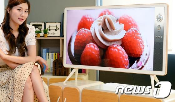 본문 이미지 - LG전자가 복고풍 디자인의 ‘42형 클래식 TV(42LB640R)’를 출시했다고 6일 밝혔다. 2014.08.06/뉴스1 ⓒ News1