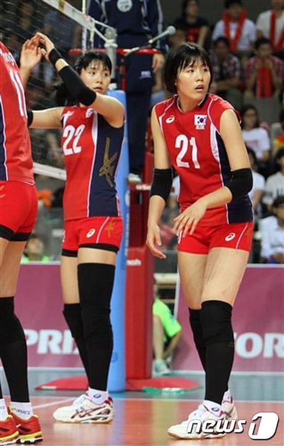 본문 이미지 - 여자배구 대표팀의 이다영(왼쪽)과 이재영 쌍둥이 자매가 2014-2015 신인 드래프트를 앞두고 큰 관심을 모으고 있다. FIVB 제공 2014.08.06/뉴스1 ⓒ News1 이재상 기자
