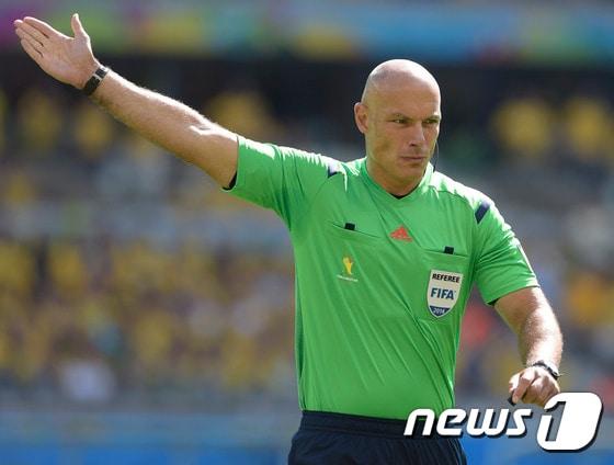 본문 이미지 - 하워드 웹 주심이 25년 간의 심판 생활을 마무리 했다. ⓒ AFP=News1