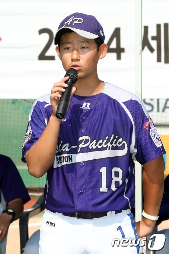 본문 이미지 - 29년만에 세계정상에 오른 대한민국 리틀야구 대표팀 MVP 황재영이 1일 오전 서울 중구 장충동 장충리틀야구장에서 미디어데이 행사에서 소감을 밝히고 있다. 2014.9.1/뉴스1 ⓒ News1 한재호 기자