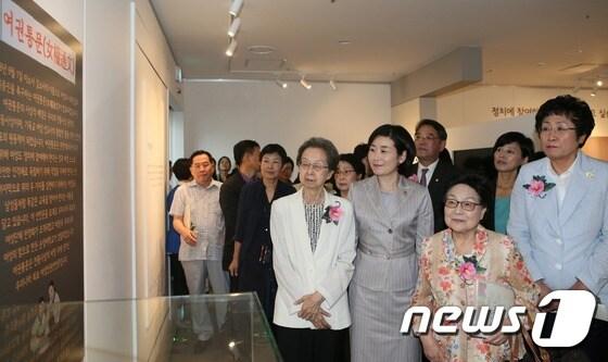 본문 이미지 - 김희정 여성가족부 장관이 지난 1일 경기 고양시 국립여성사전시관 이전 기념 개관식에서 여성의 삶과 역사발전에 기적과 인물의 전시물을 둘러보고 있다.(여성가족부 제공) /뉴스1ⓒ News1 손형주 기자