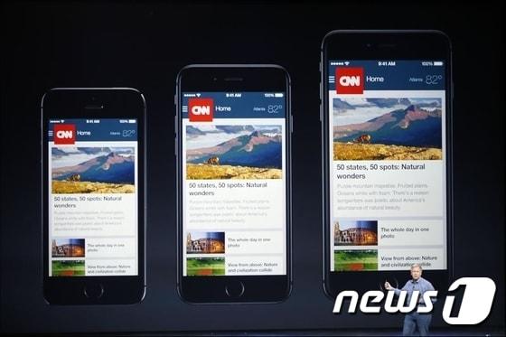 본문 이미지 - 필 쉴러 애플 마케팅 부사장이 10일 오전(한국 시간) 미국 캘리포니아 쿠퍼티노 플린트센터에서 열린 미디어 행사에서 아이폰6와 아이폰6 플러스를 선보이고 있다. 2014.9.10 로이터/뉴스1 ⓒ News1