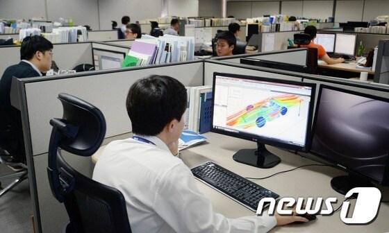 본문 이미지 - 경기도 판교 테크노밸리에서 공학기술용 소프트웨어 업체 직원들이 업무를 보고 있다. ⓒ News1 