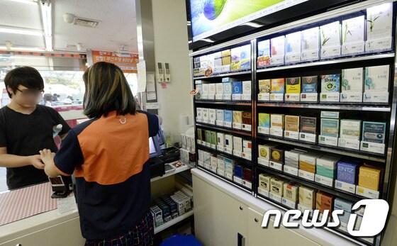 본문 이미지 - 서울 시내 한 편의점에서 근무자가 물건값을 계산하고 있다.(사진은 기사 내용과 무관함) 2014.9.10/뉴스1 ⓒ News1 안은나 기자