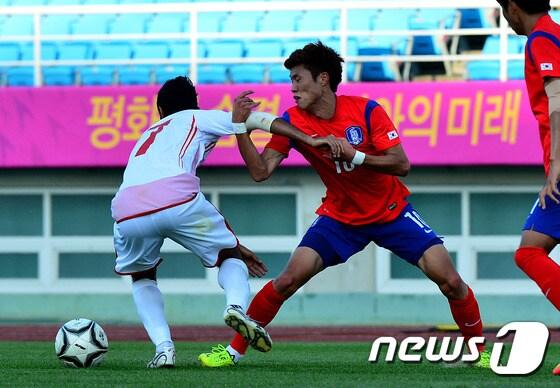 본문 이미지 - 10일 오후 경기 안산와스타디움에서 열린 아시안게임 대한민국 대표팀과 UAE(아랍에미네이트연합) 경기에서 한국 김승대 선수가 상대 선수와 몸싸움을 벌이고 있다. 2014.9.10/뉴스1 ⓒ News1 김영진 기자