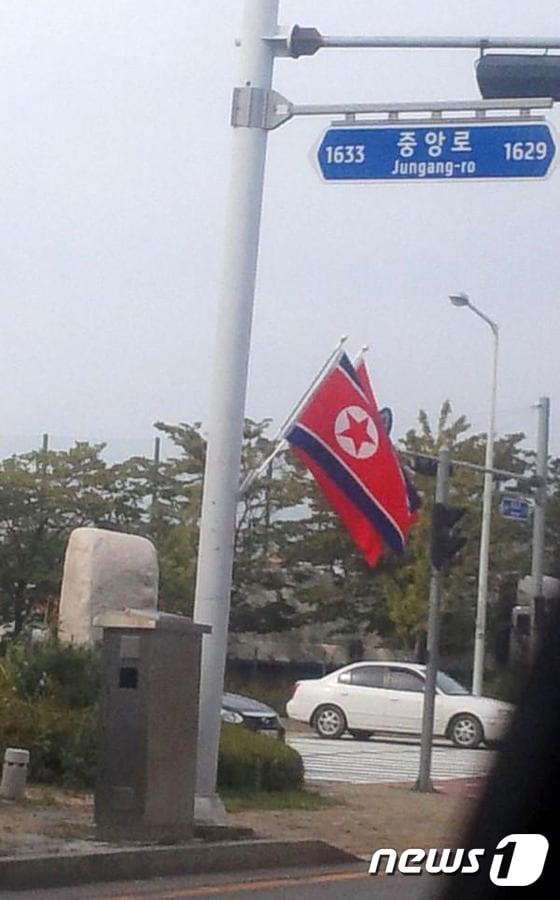 본문 이미지 - 경기도 고양종합운동장 앞 도로에 북한 인공기가 내걸렸다가 보수 단체의 항의에 철거됐다. 인천 아시아경기대회 조직위원회는 10일 "경기장 인근 거리에 아시아올림픽평의회(OCA)기와 대회 엠블럼기만 게양하고, 참가국 국기는 경기장에만 게양할 것"이라고 밝혔다. (트위터) 2014.9.10/뉴스1 ⓒ News1