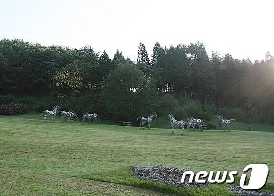 본문 이미지 - 느랭이골 자연휴양림내 말공원의 말 조형물ⓒ News1서순규 기자
