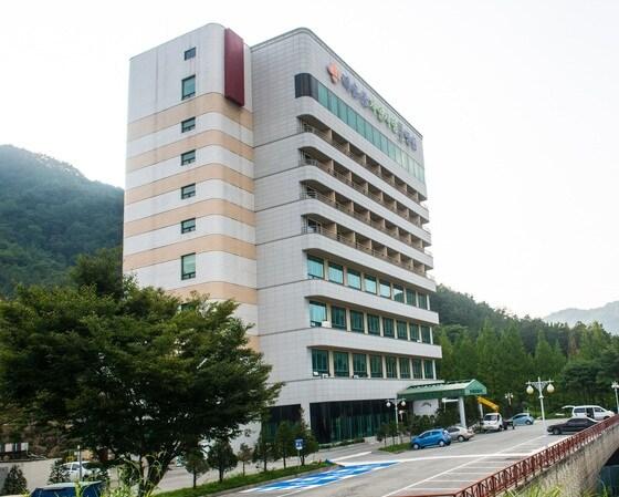본문 이미지 - 경남 거창군의 유일한 1급 관광호텔을 리모델링 후 지난 10일 개원한 덕유산자연사랑요양병원. 2014.09.11/뉴스1 ⓒ News1 김성진 기자