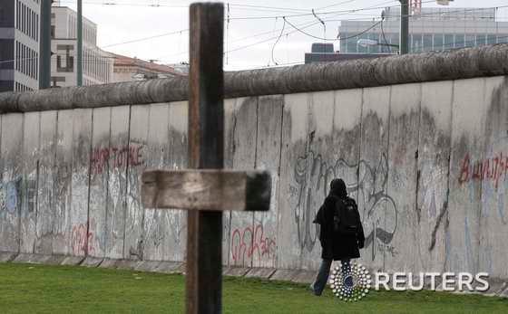 본문 이미지 - 독일 베를린에 남아 있는 베를린 장벽의 잔해 기념물. ⓒ 로이터=뉴스1