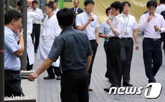 본문 이미지 - 서울 종로구 한 건물 흡연구역에서 담배를 피우고 있는 직장인들./뉴스1 ⓒ News1 허경 기자