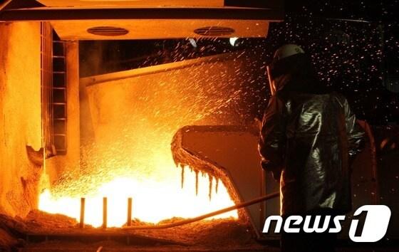 본문 이미지 - 내수에서 저가 중국산에 밀린 국산 철강제품이 해외에서도 각국의 무역규제로 판로가 좁아지고 있다/뉴스1 ⓒ News1 박기락 기자
