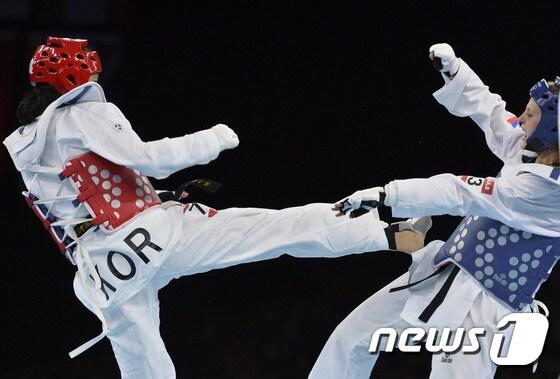 본문 이미지 - 지난 2012 런던 올림픽 당시 한국의 이인종(왼쪽)이 여자 태권도 67kg 초과급 동메달 결정전에서 러시아의 아나스타샤 바리신코바와 겨루고 있다. ⓒ AFP=News1