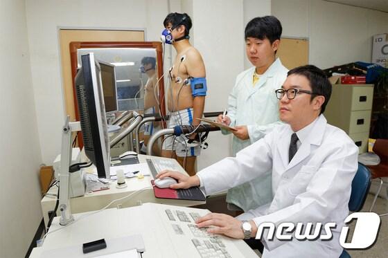 본문 이미지 - 울산대학교 스포츠과학부가 지난해에 이어 건강증진센터 전문 인력 위탁관리 사업자로 재선정됐다. 사진은 울산대 스포츠과학부의 스포츠의학실에서 운동부하 검사를 하고 있는 모습. /울산대학교 제공 ⓒ News1