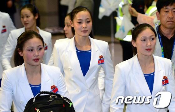 본문 이미지 - 제17회 인천아시아경기대회에 참여하는 북한 선수단이 평양발 고려항공을 통해 16일 오후 인천국제공항을 통해 입국하고 있다. 2014.9.16/뉴스1 ⓒ News1 박정호 기자