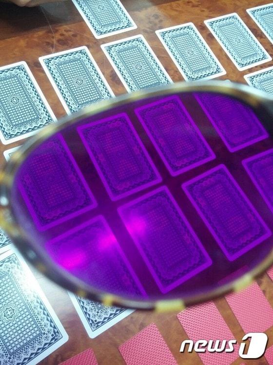 본문 이미지 - 카드나 뒷면에 형광물질을 묻힌 사기도박용 목카드. 특수렌즈를 통해 트럼프 카드 뒷면에 새겨진 무늬와 숫자를 확인할 수 있다. ⓒ News1