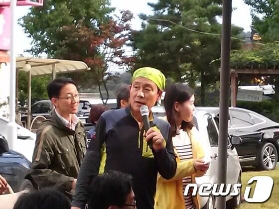 본문 이미지 - 18일 직원들과 둘레길 산행을 마친 뒤 두건을 꺼내쓴 하나금융 김정태 회장 ⓒ News1