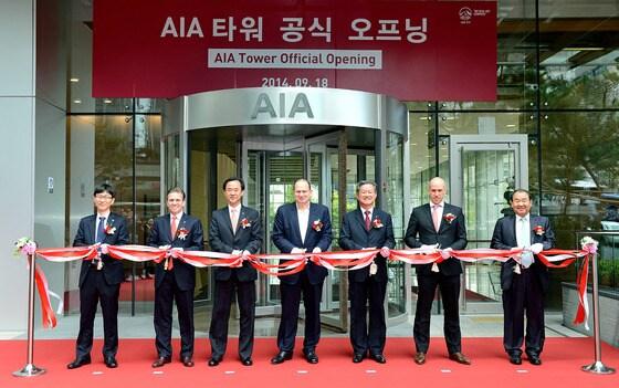 본문 이미지 - 18일 서울시 중구 순화동 AIA 타워에서 열린 ‘AIA 타워 공식 오프닝 행사’에서 주요 인사들이 테이프 커팅을 하고 있다. 왼쪽 두번째부터 AIA생명 다니엘 코스텔로 대표, 보험개발원 김수봉 원장, AIA그룹 마크 터커 회장, 생명보험협회 김규복 회장, AIA그룹 고든 왓슨 지역총괄 CEO ⓒ News1