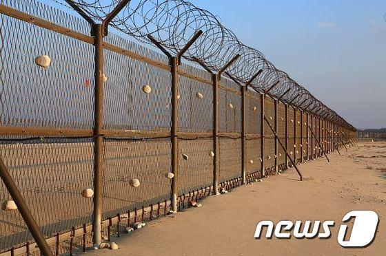 본문 이미지 - 강원 동해안 6개 시·군(고성·속초·양양·강릉·동해·삼척)의 군 철조망이 철거 될지 관심을 모으고 있다.2014.9.19 ⓒ News1 홍성우 기자