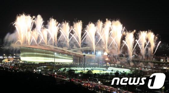 본문 이미지 - '45억 아시아인의 축제' 2014 인천아시아경기대회 개회식이 열린 19일 오후 인천 서구 연희동 인천아시아드 주경기장 위로 화려한 불꽃이 밤하늘을 수놓고 있다. /뉴스1 ⓒ News1 허경 기자