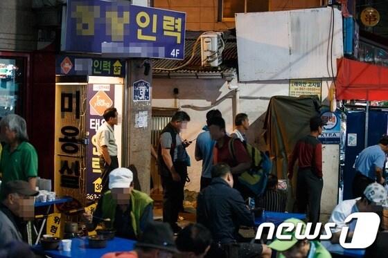 본문 이미지 - 서울 남구로역 인력시장의 건설일용직 근로자들. /뉴스1 ⓒ News1